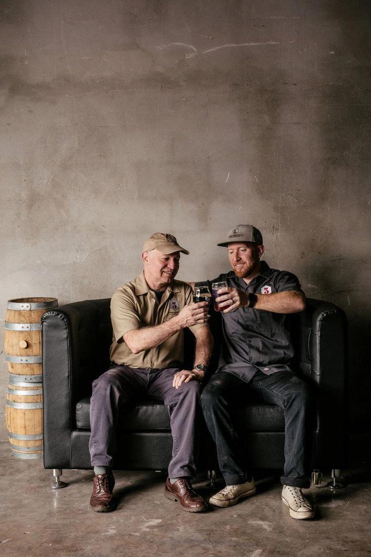 Deux vignerons qui trinquent 