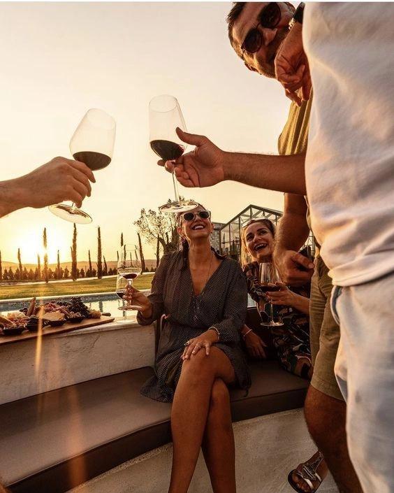 Des amis partageant un verre de vin rouge en toute convivialité