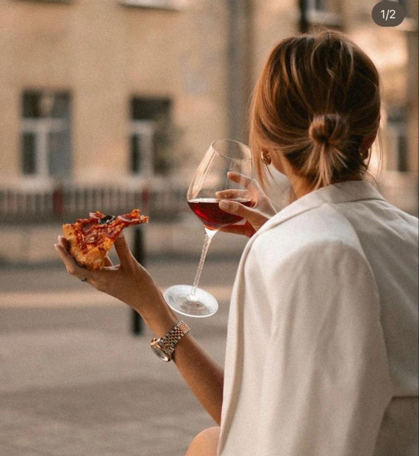 Femme buvant un verre de vin