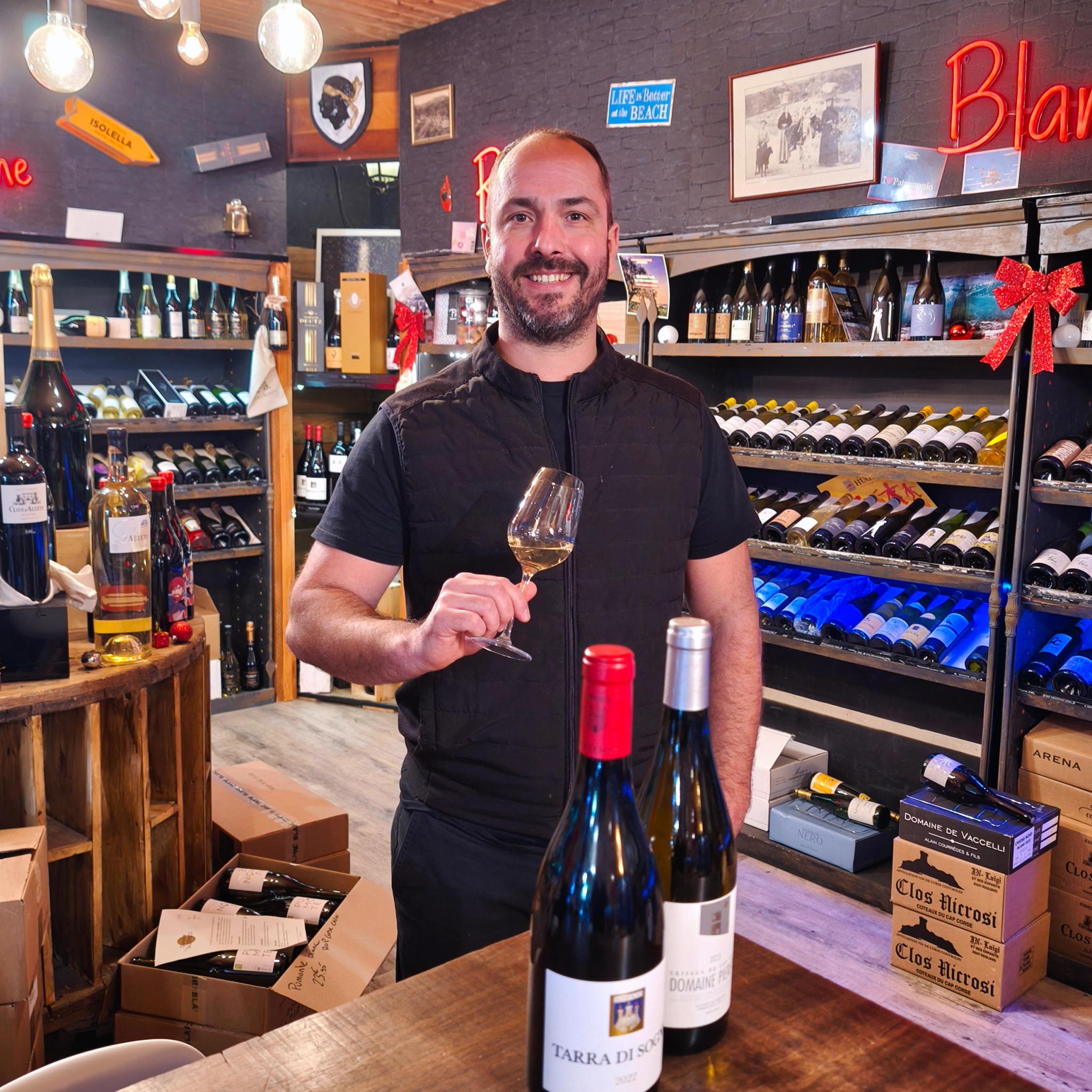Un caviste du magasin de vin à Bastia
