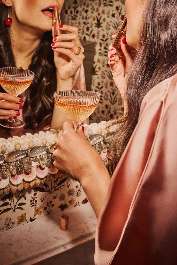 Une femme buvant des cocktails devant un miroir - caviste en ligne