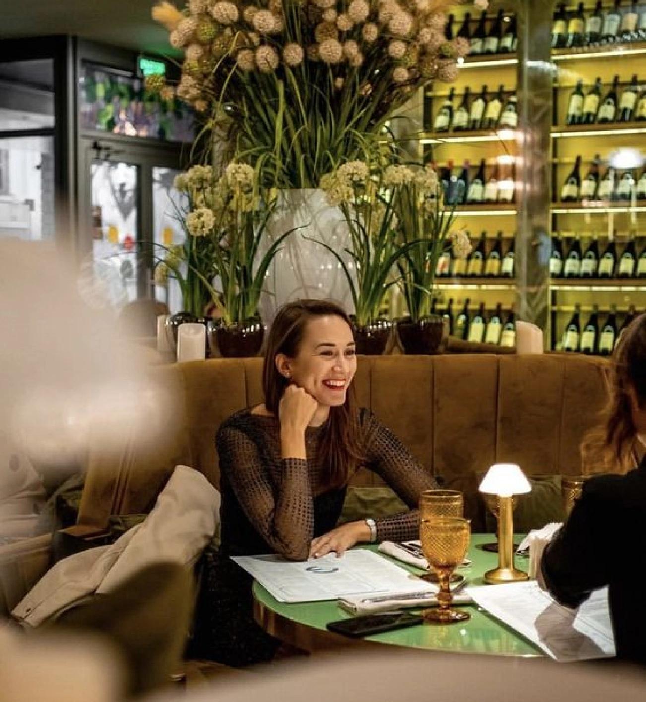 Deux amies qui partagent un verre de vin