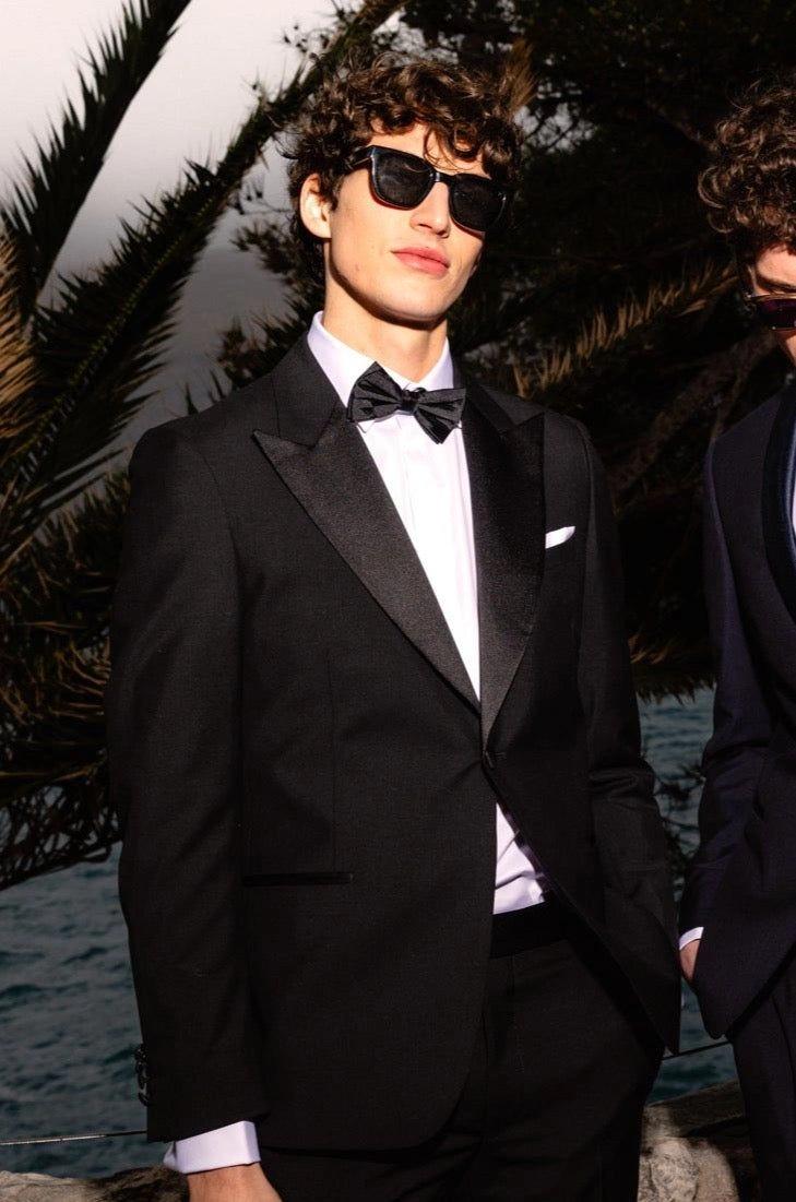 Un homme habillé en costume cravate