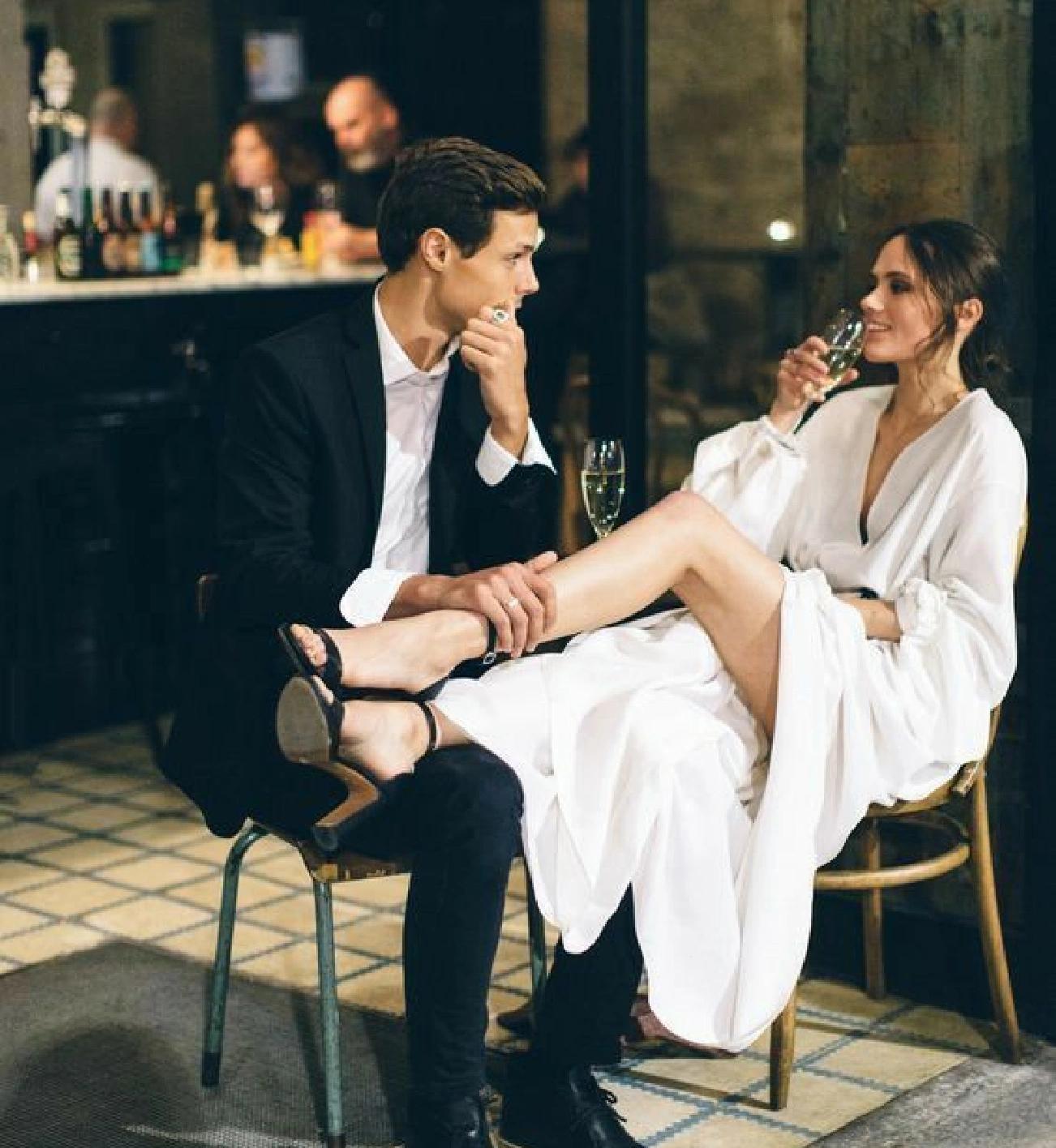 Un couple qui partage un verre de vin