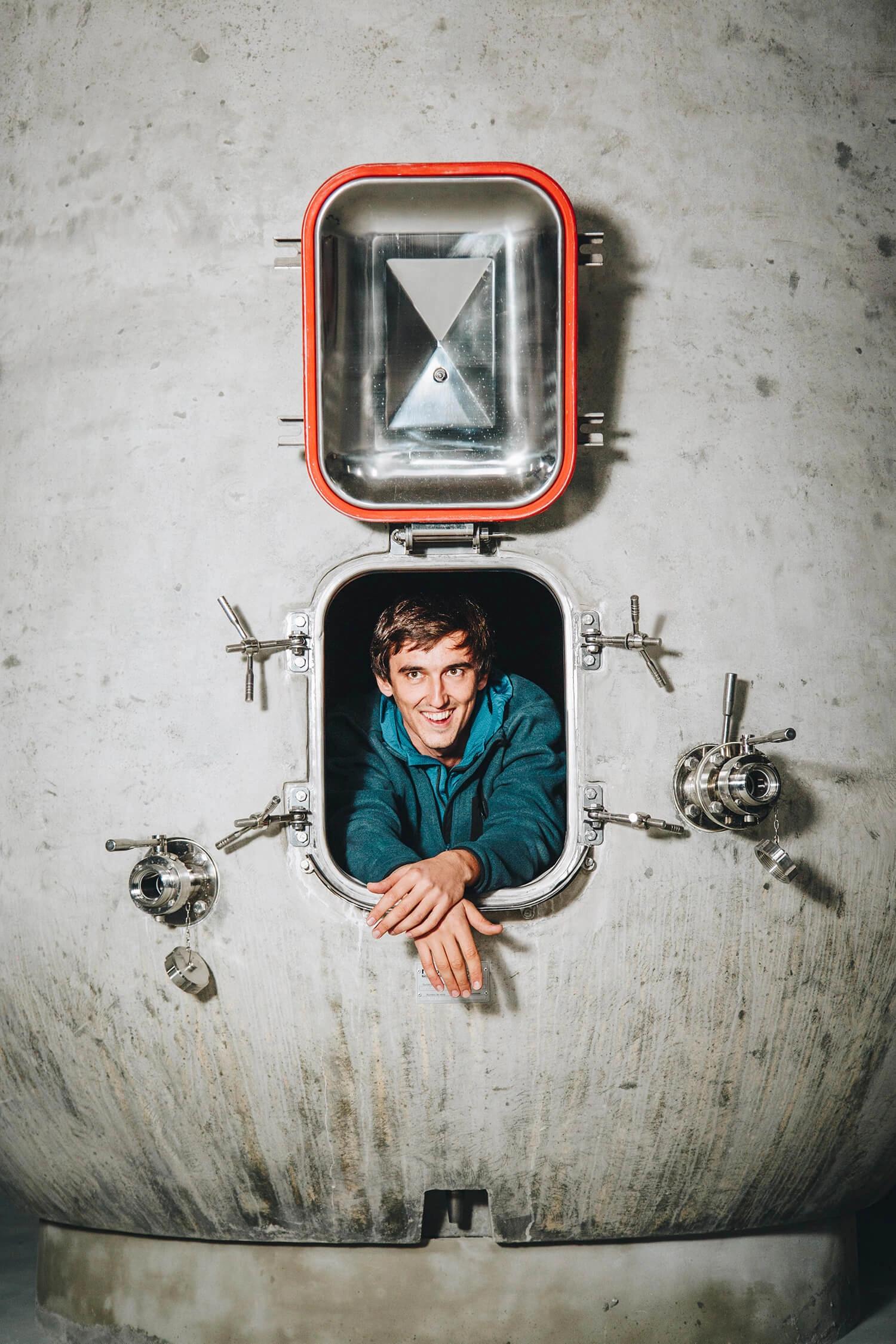 Un homme dans une cuve de vin - Caviste en ligne