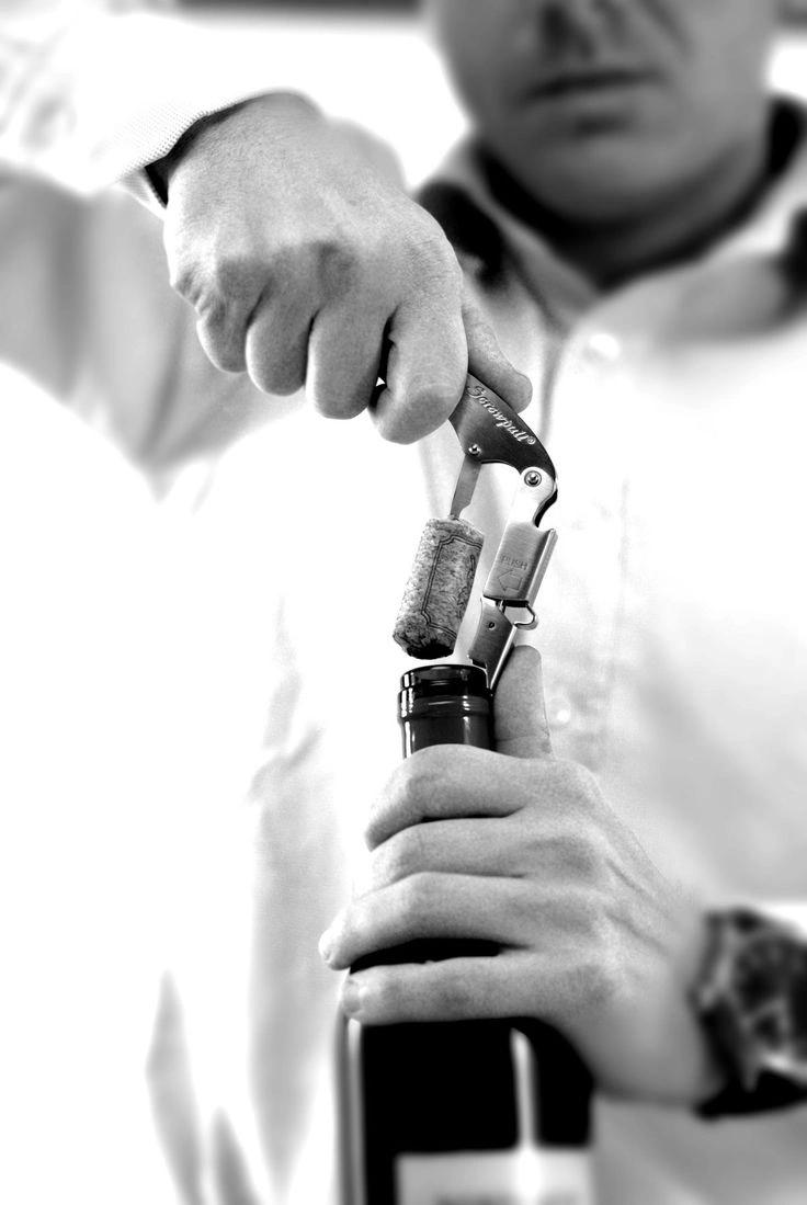 Homme débouchant une bouteille - Caviste en ligne