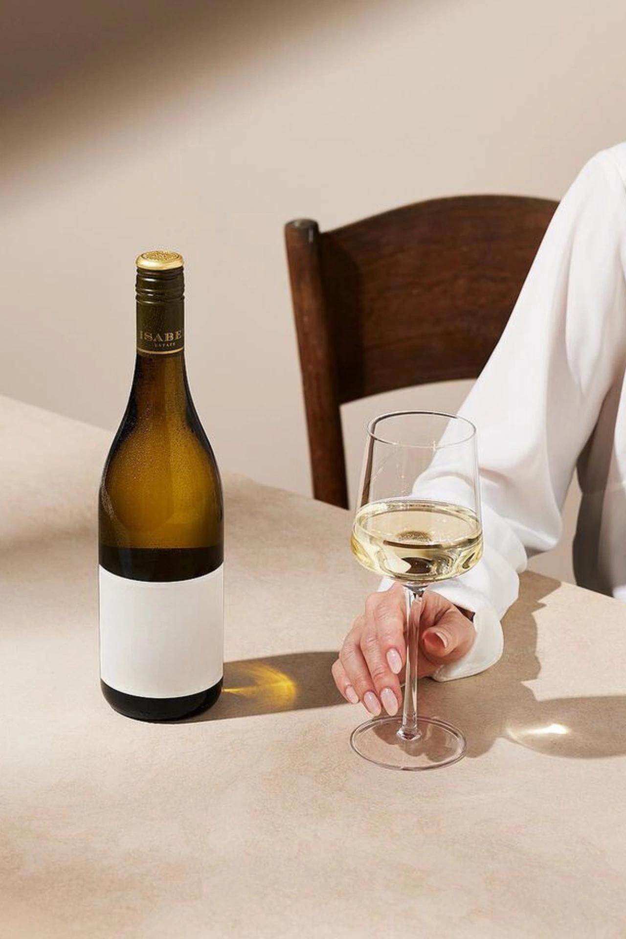 Bouteille et verre de vin blanc