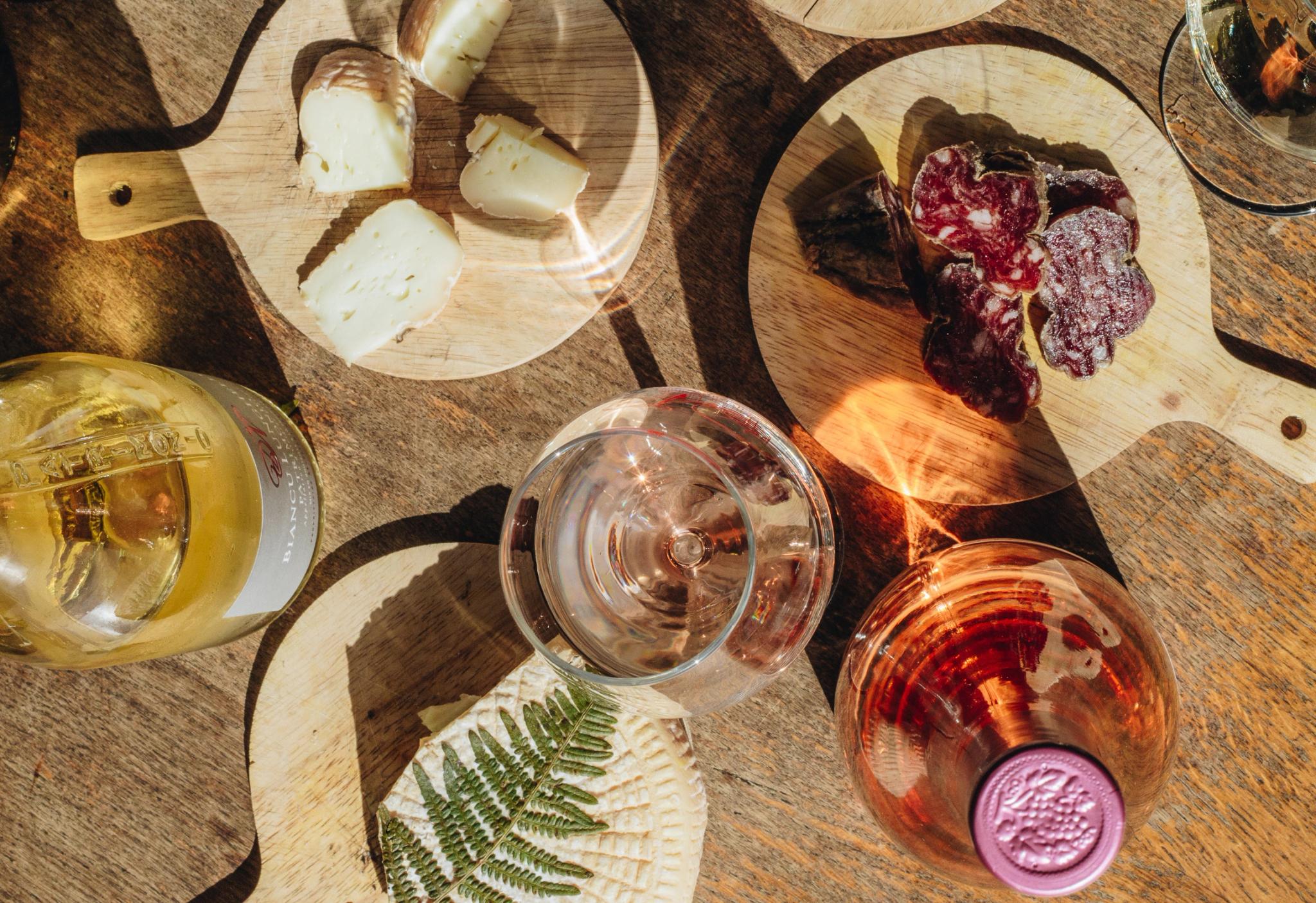 Assiette de charcuterie et verre de vin à déguster