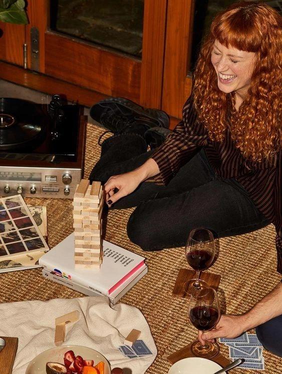 Des amis partageant un verre de vin